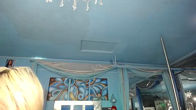 Snapshot of ADRIANNA_FOX chatting on 09-24-25, 04:02 ADRIANNA FOX online show from 09-24-25, 04:02