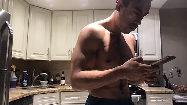 BigGuyMuscle online show from 11-18-25, 02:49