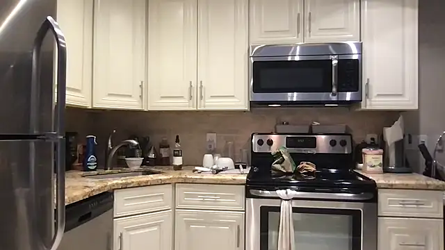 BigGuyMuscle online show from 11-18-25, 04:54