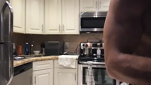 BigGuyMuscle online show from 10-31-25, 05:59