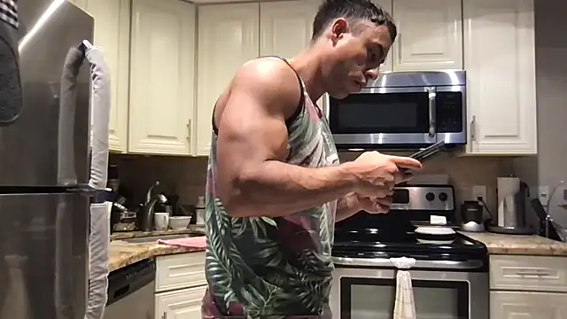 Snapshot of BigGuyMuscle chatting on 05-01-26, 07:41 BigGuyMuscle online show from 05-01-26, 07:41