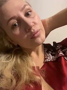 Snapshot of YourBlondee chatting on 11-17-25, 01:31 YourBlondee online show from 11-17-25, 01:31