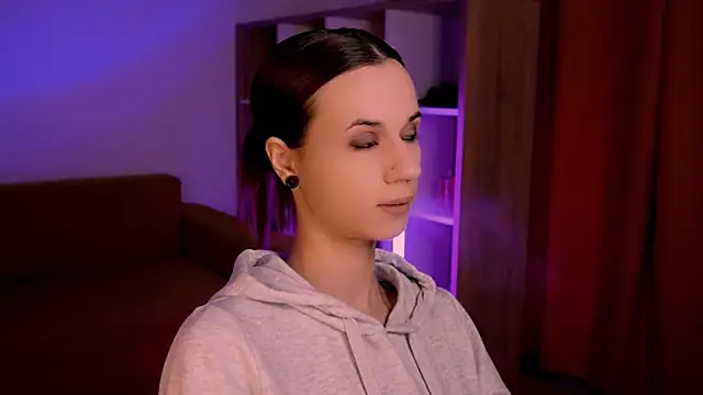 ItsAlisia online show from 10-25-25, 05:39