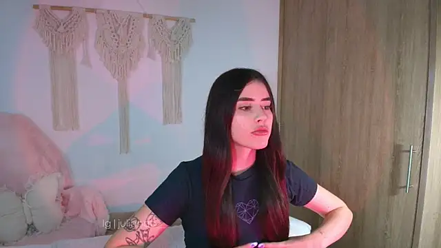Snapshot of iriswest_ chatting on 05-29-26, 04:07 iriswest online show from 05-29-26, 04:07