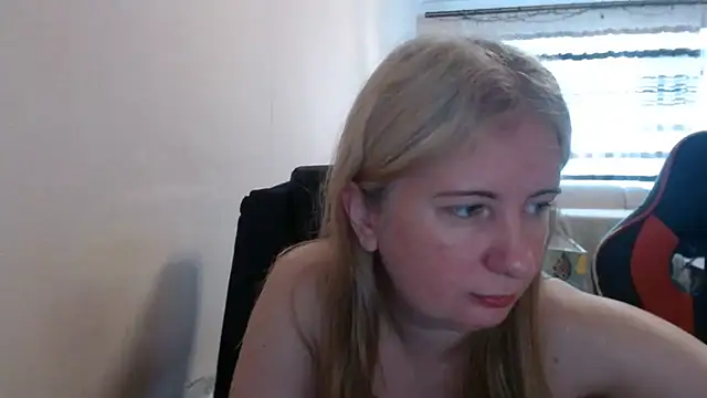 Snapshot of PeterAndJen chatting on 06-25-26, 05:12 PeterAndJen online show from 06-25-26, 05:12