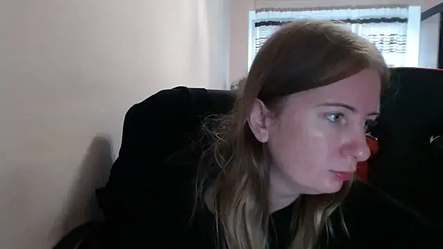 Snapshot of PeterAndJen chatting on 10-09-25, 08:04 PeterAndJen online show from 10-09-25, 08:04