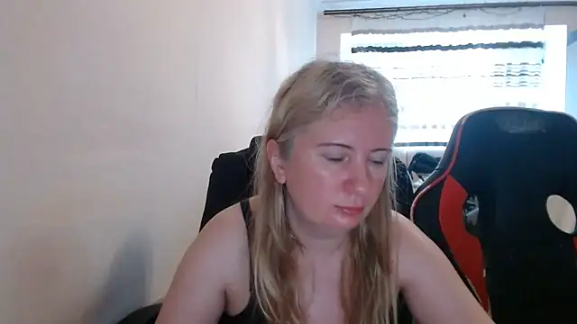 Snapshot of PeterAndJen chatting on 06-30-26, 04:12 PeterAndJen online show from 06-30-26, 04:12