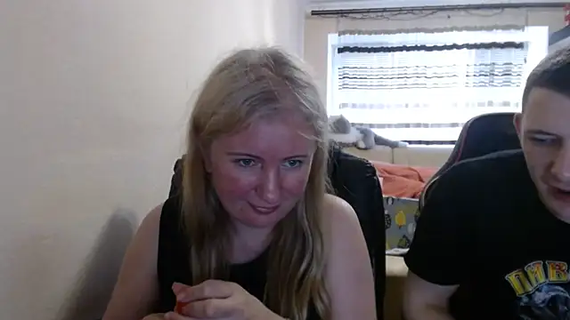 Snapshot of PeterAndJen chatting on 06-12-26, 05:21 PeterAndJen online show from 06-12-26, 05:21
