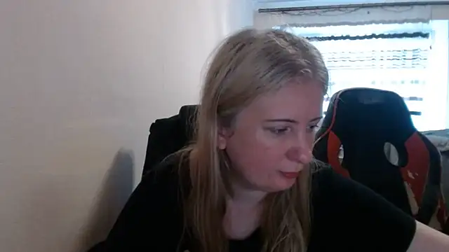 Snapshot of PeterAndJen chatting on 06-21-26, 06:08 PeterAndJen online show from 06-21-26, 06:08
