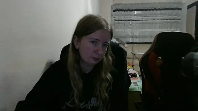Snapshot of PeterAndJen chatting on 10-10-25, 08:20 PeterAndJen online show from 10-10-25, 08:20