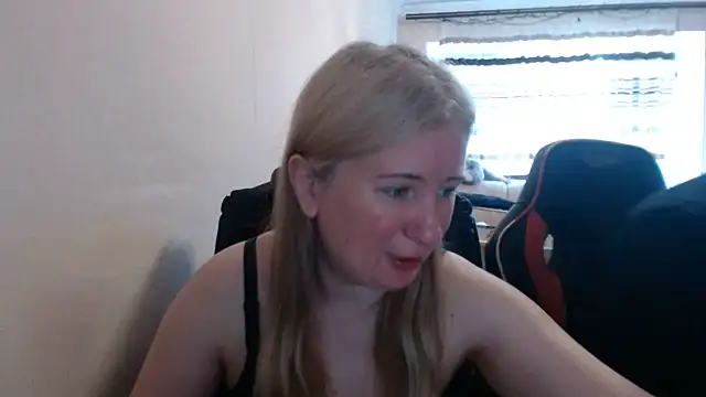 Snapshot of PeterAndJen chatting on 06-16-26, 05:40 PeterAndJen online show from 06-16-26, 05:40