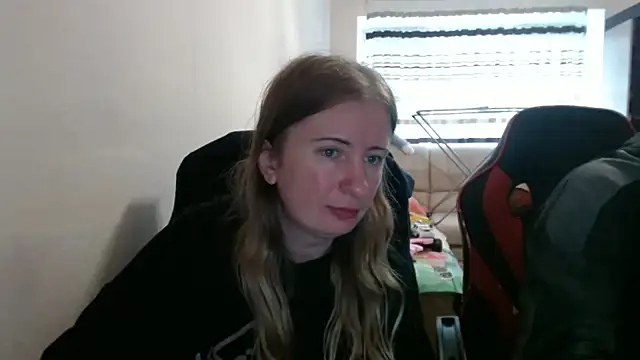 Snapshot of PeterAndJen chatting on 10-11-25, 08:26 PeterAndJen online show from 10-11-25, 08:26