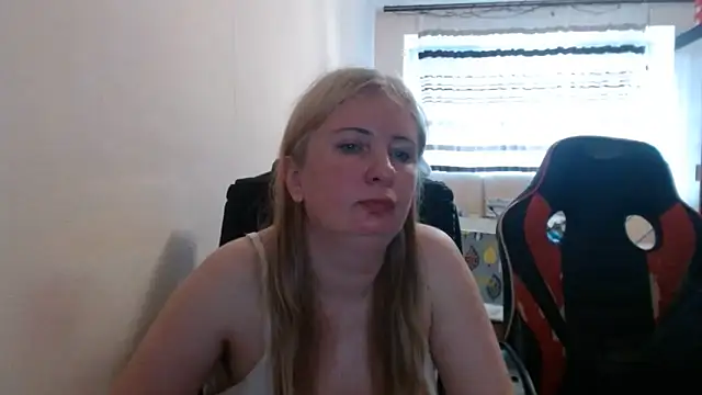 Snapshot of PeterAndJen chatting on 05-23-26, 05:56 PeterAndJen online show from 05-23-26, 05:56