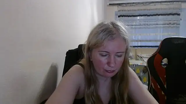 Snapshot of PeterAndJen chatting on 06-17-26, 06:29 PeterAndJen online show from 06-17-26, 06:29