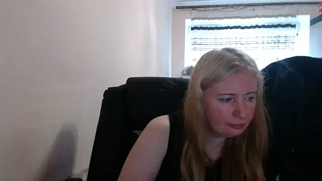 Snapshot of PeterAndJen chatting on 06-13-26, 05:27 PeterAndJen online show from 06-13-26, 05:27