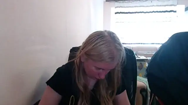 Snapshot of PeterAndJen chatting on 05-17-26, 04:18 PeterAndJen online show from 05-17-26, 04:18