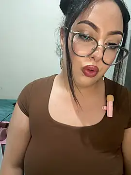 Snapshot of MileyGia chatting on 07-19-26, 11:01 MileyGia online show from 07-19-26, 11:01