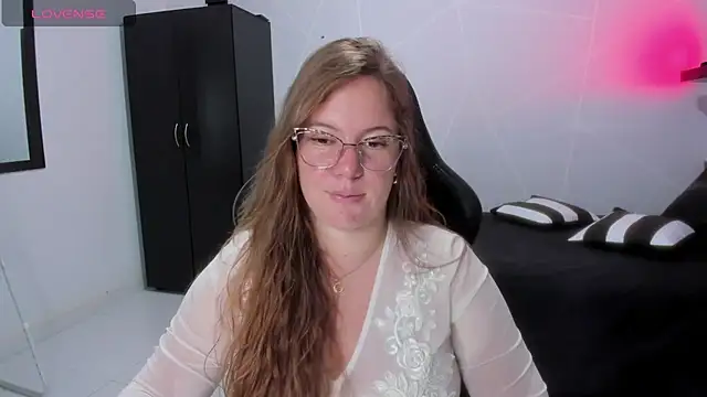 Snapshot of tamy_shine87 chatting on 11-02-25, 11:43 tamy shine87 online show from 11-02-25, 11:43