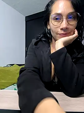 Snapshot of Angela_isabella chatting on 09-17-25, 12:18 Angela isabella online show from 09-17-25, 12:18