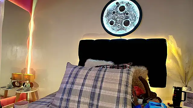 lorrayne  online show from 04-08-26, 12:17