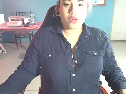 Snapshot of Hilarybunnyy chatting on 05-13-26, 04:58 Hilarybunnyy online show from 05-13-26, 04:58