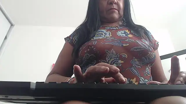 katiehotx online show from 06-10-26, 01:18