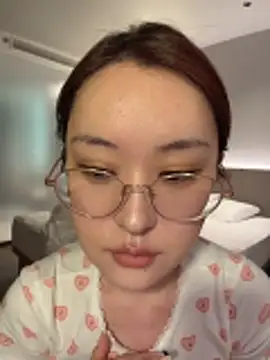 Snapshot of sphynx-_- chatting on 05-20-26, 08:00 sphynx- - online show from 05-20-26, 08:00