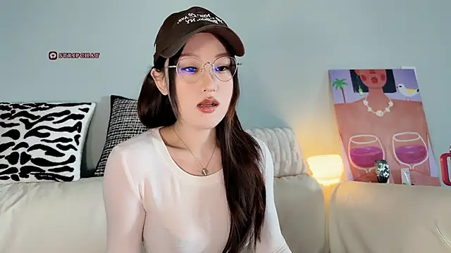 Snapshot of sphynx-_- chatting on 03-21-25, 04:28 sphynx- - online show from 03-21-25, 04:28