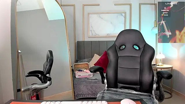 Holly madison  online show from 02-25-26, 01:55