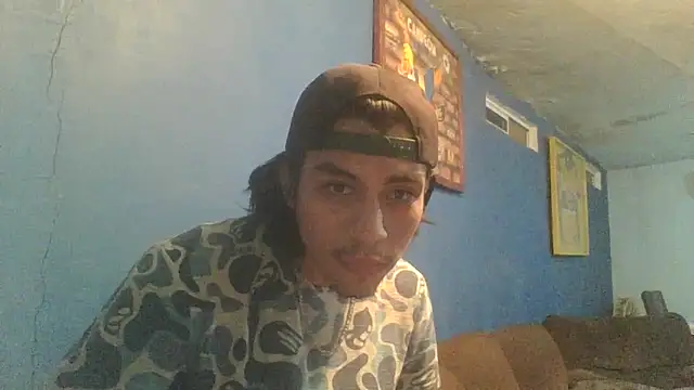 Snapshot of AlexAlejandro13 chatting on 09-28-25, 01:34 AlexAlejandro13 online show from 09-28-25, 01:34