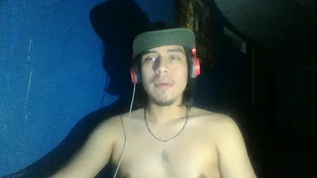 Snapshot of AlexAlejandro13 chatting on 10-13-25, 06:48 AlexAlejandro13 online show from 10-13-25, 06:48
