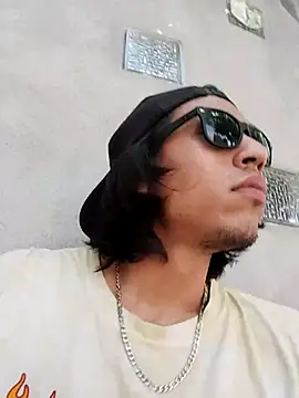 Snapshot of AlexAlejandro13 chatting on 05-22-26, 08:29 AlexAlejandro13 online show from 05-22-26, 08:29