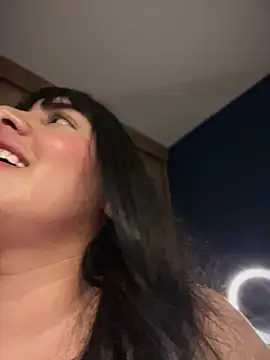 Snapshot of Roxxannne chatting on 05-09-26, 12:25 Roxxannne online show from 05-09-26, 12:25