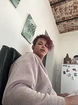 Snapshot of Alicbranca chatting on 09-20-25, 02:44 Alicbranca online show from 09-20-25, 02:44