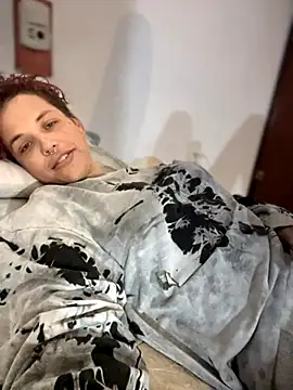 Snapshot of Alicbranca chatting on 10-12-25, 08:05 Alicbranca online show from 10-12-25, 08:05