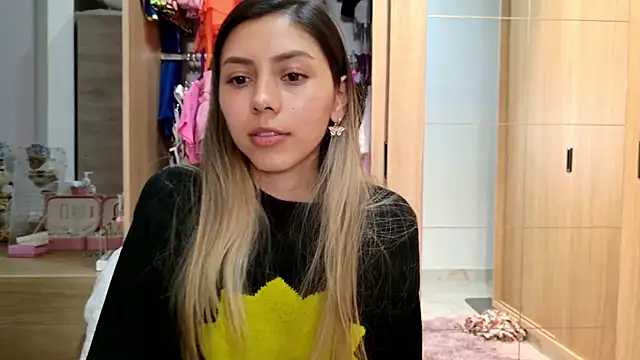 Snapshot of Sensualtease chatting on 01-19-25, 01:10 Sensualtease online show from 01-19-25, 01:10