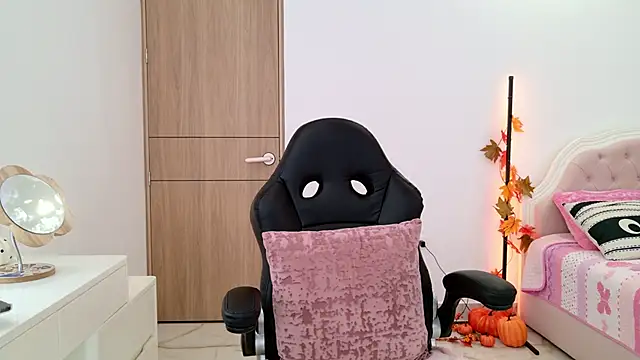 Snapshot of Sensualtease chatting on 10-18-25, 10:23 Sensualtease online show from 10-18-25, 10:23