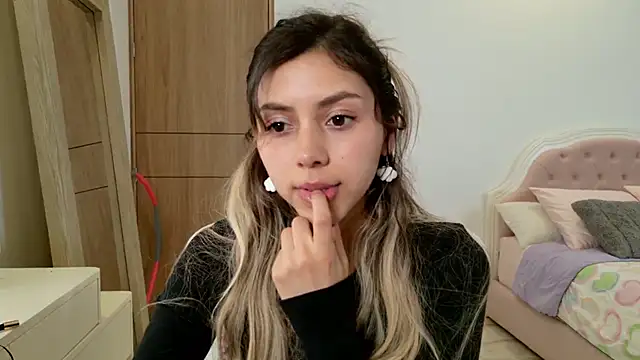 Snapshot of Sensualtease chatting on 02-05-25, 01:47 Sensualtease online show from 02-05-25, 01:47