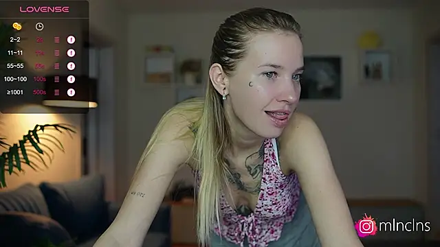 Snapshot of melanielwithu chatting on 10-20-25, 11:00 melanielwithu online show from 10-20-25, 11:00