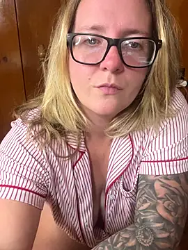 Lizzyloo online show from 11-20-25, 01:06