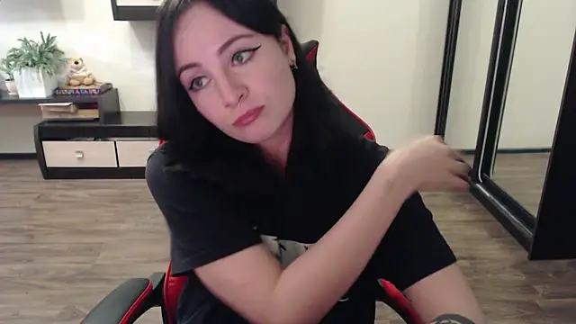 Snapshot of Laralianna chatting on 09-25-25, 12:44 Laralianna online show from 09-25-25, 12:44