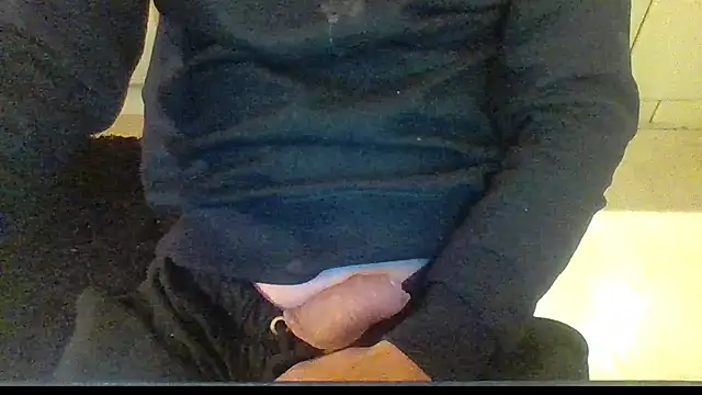 Snapshot of Remstr chatting on 12-12-24, 12:05 Remstr online show from 12-12-24, 12:05