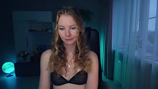 Snapshot of Cuddle_Cat chatting on 11-16-25, 05:23 Cuddle Cat online show from 11-16-25, 05:23