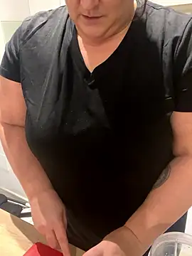 Snapshot of sweeti_Em chatting on 01-18-26, 04:43 sweeti Em online show from 01-18-26, 04:43