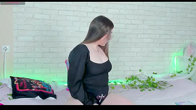 LinaKenny online show from 11-13-25, 04:22