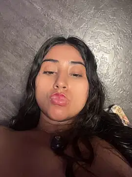 Snapshot of Valentinne_z chatting on 06-03-26, 02:33 Valentinne z online show from 06-03-26, 02:33