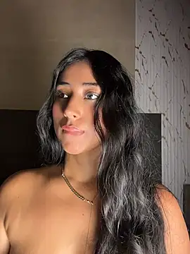 Valentinne z online show from 04-18-26, 03:36