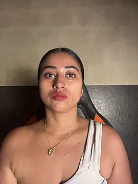 Snapshot of Valentinne_z chatting on 05-14-26, 09:50 Valentinne z online show from 05-14-26, 09:50