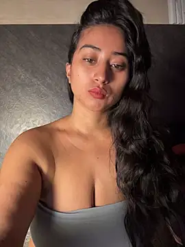 Snapshot of Valentinne_z chatting on 05-15-26, 10:35 Valentinne z online show from 05-15-26, 10:35