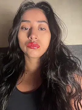Snapshot of Valentinne_z chatting on 06-17-26, 07:52 Valentinne z online show from 06-17-26, 07:52